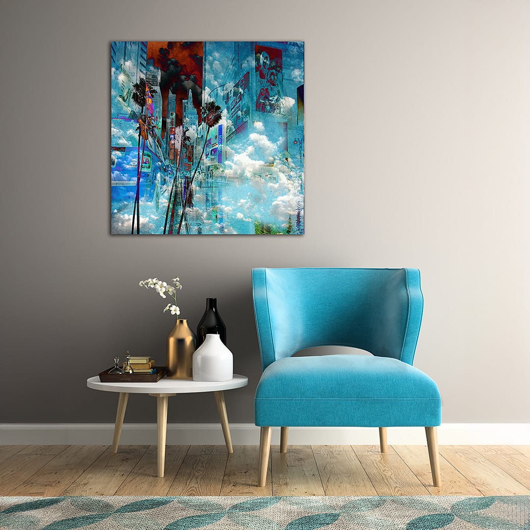 Table basse avec vases devant un tableau abstrait et une chaise bleue