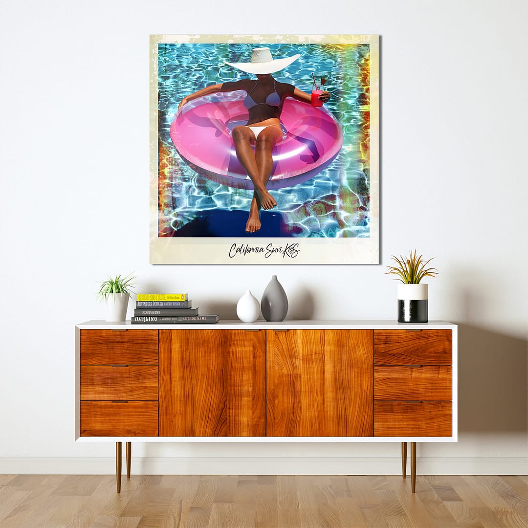 Femme en bikini blanc sur un flotteur rose dans une piscine