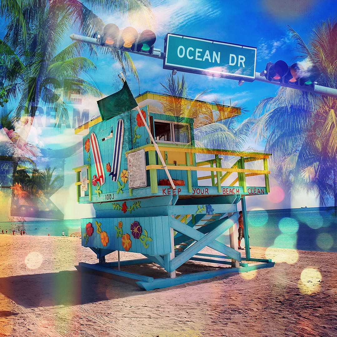 Cabine de sauveteur colorée sur Ocean Drive à Miami avec des palmiers