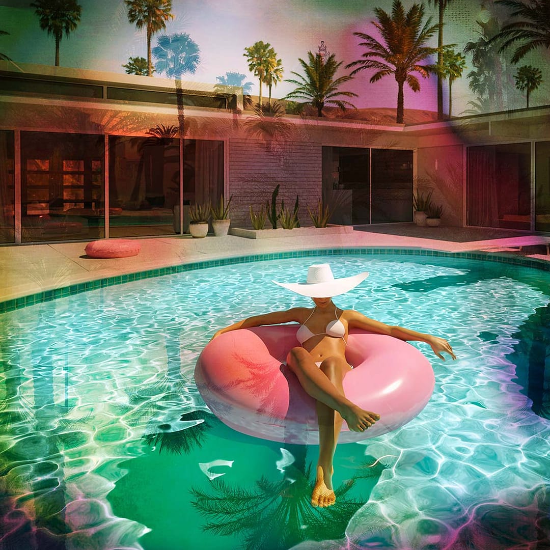 Femme en bikini blanc sur une bouée rose dans une piscine, chapeau blanc
