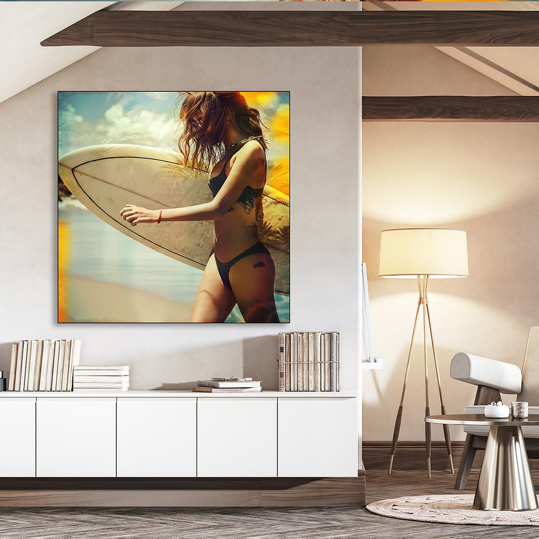 Femme en bikini avec une planche de surf sur fond de coucher de soleil