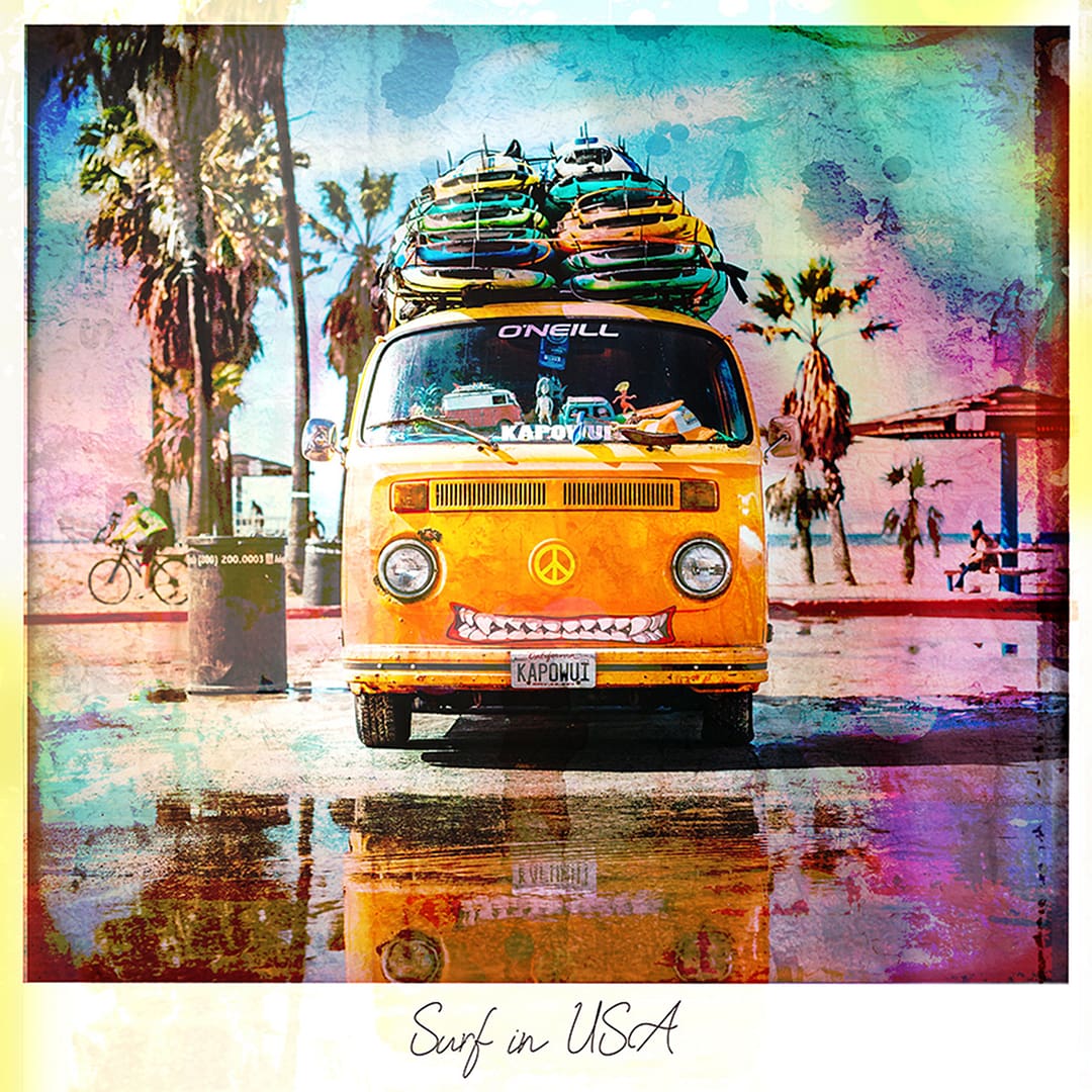 Volkswagen Combi orange chargé de planches de surf sur une plage américaine