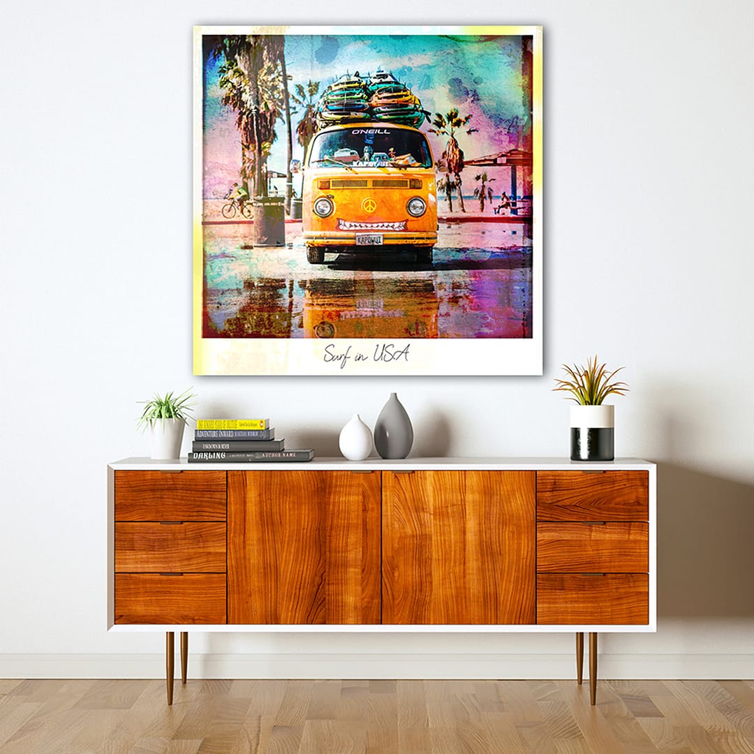 Van orange avec planches de surf sur le toit devant un décor de plage coloré