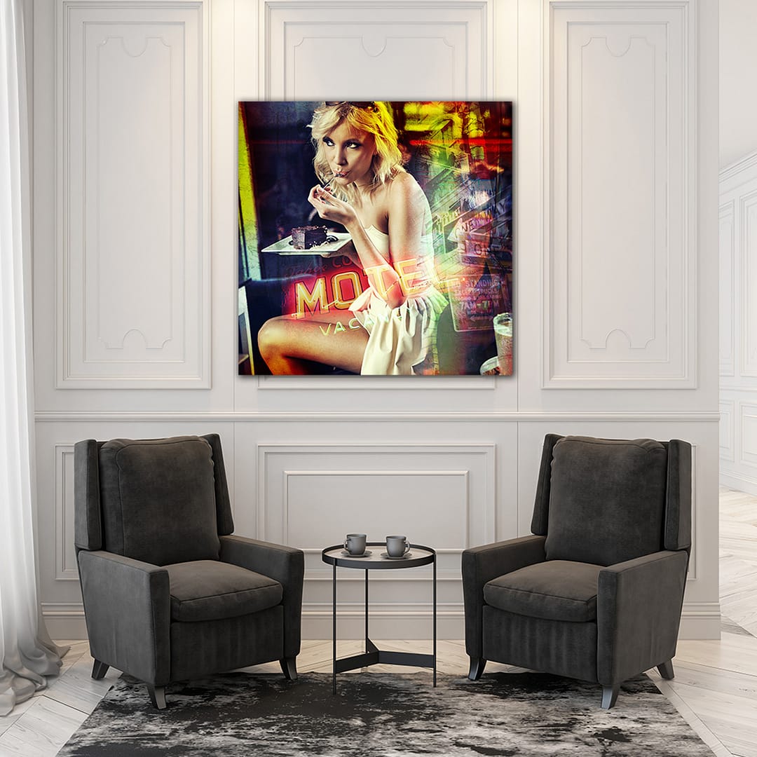 Tableau d'une femme mangeant un gâteau devant un panneau néon "Motel"