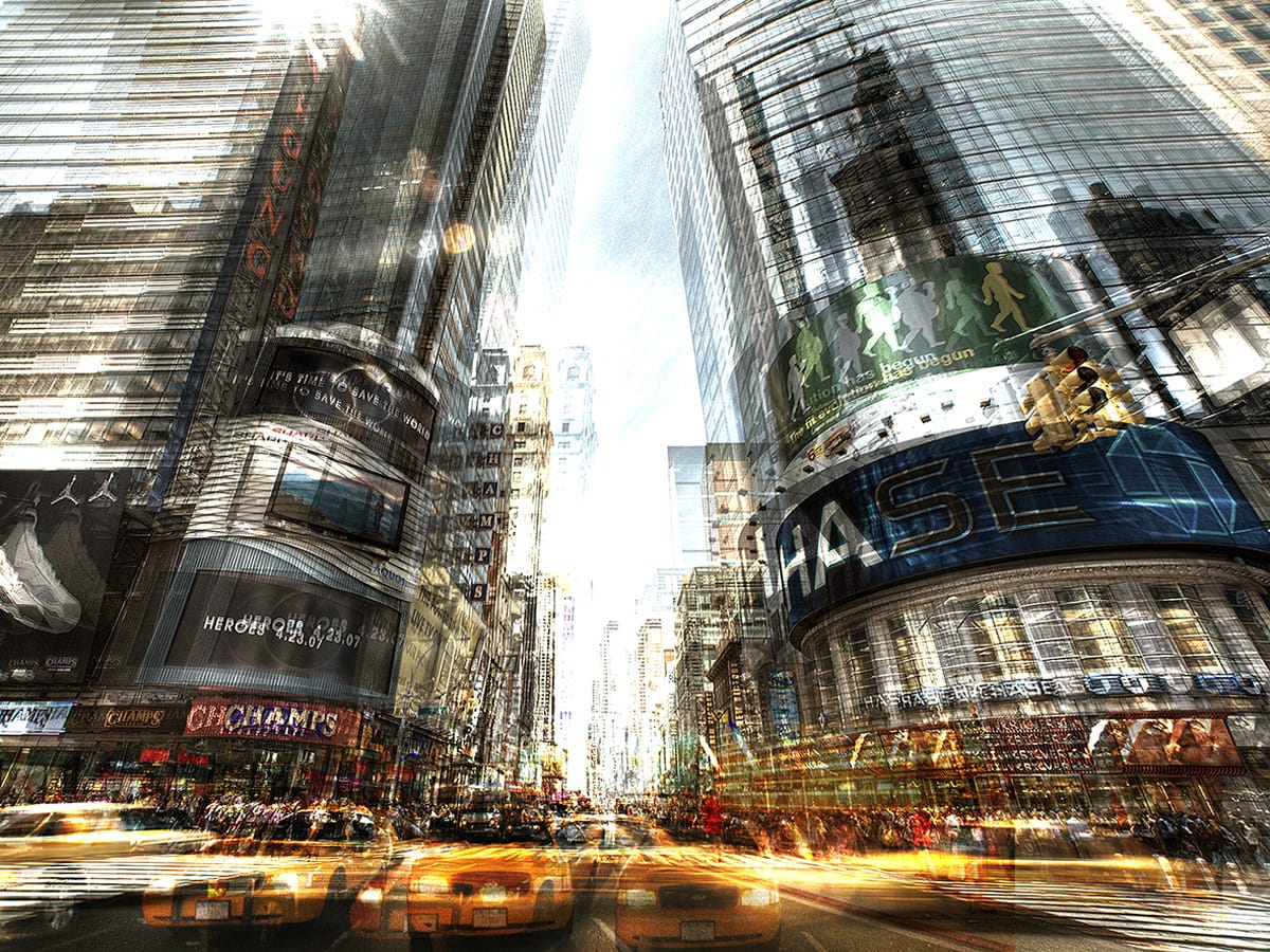 Times Square avec des taxis jaunes en mouvement et des gratte-ciel